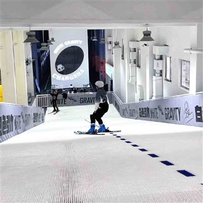 تكسر حصيرة المنحدرات الجافة الحدود الموسمية، مما يتيح تجربة التزلج على مدار ا...