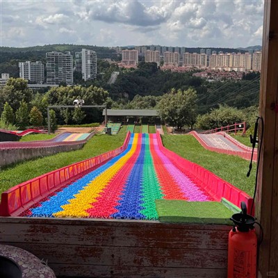 شرائح قوس قزح تكتسب شعبية عالمية، والتصميم المبتكر يقود الاتجاه الجديد في مجال الترفيه الخارجي