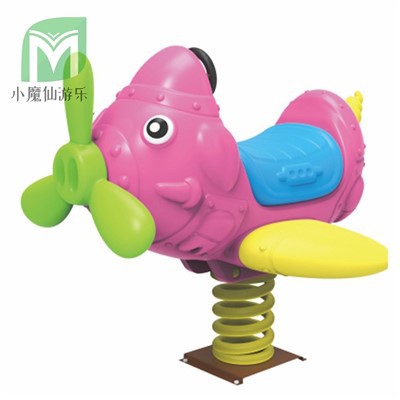 أطفال في الهواء الطلق يهزون لعبة